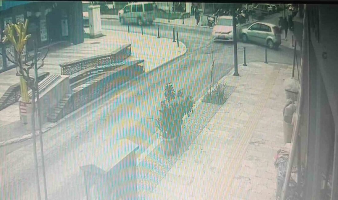 Antalya’nın Manavgat ilçesinde iki otomobilin kavşakta çarpışması sonucu meydana gelen