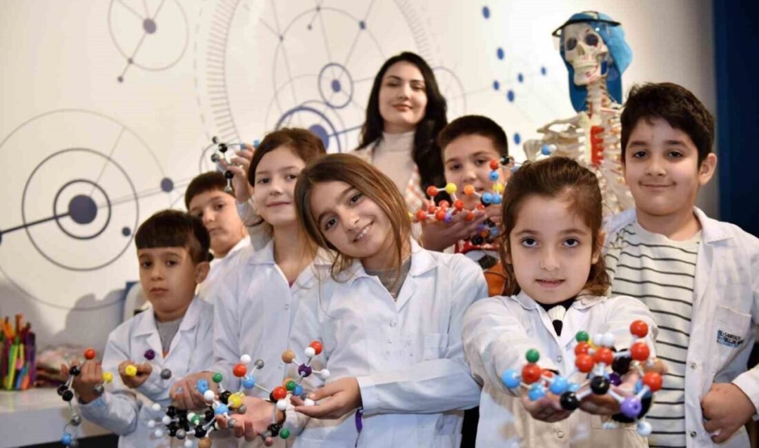 Antalya Bilim Merkezi fen bilimleri atölyesine katılan öğrenciler, günlük hayatta