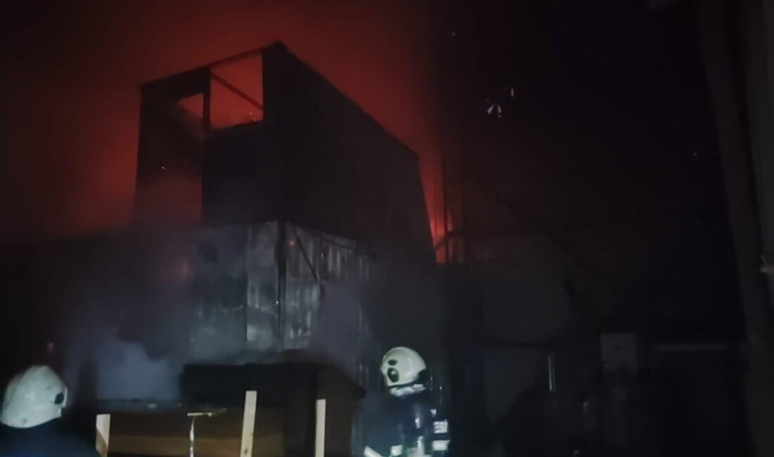 Hatay’ın Kırıkhan ilçesinde PVC fabrikasında çıkan yangın itfaiye ekipleri tarafından