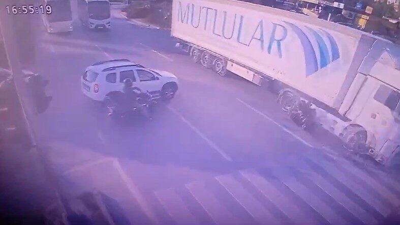 Antalya’nın Alanya ilçesinde tırla çarpışan motosikletin sürücüsü ağır yaralandı. Kırmızı