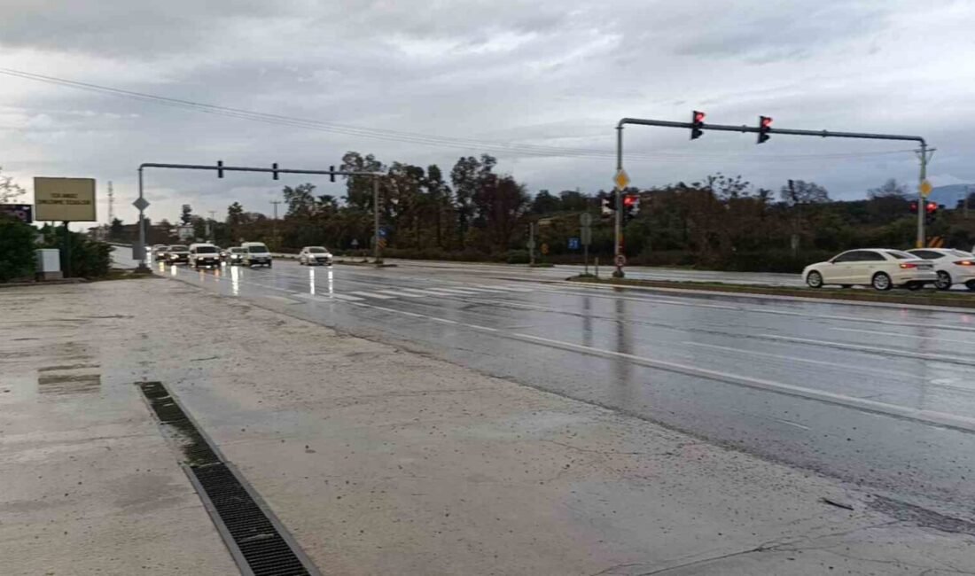 Manavgat’ta ışık sisteminde beton mikserinin kırmızı ışıkta bekleyen kamyonete, kamyonetin