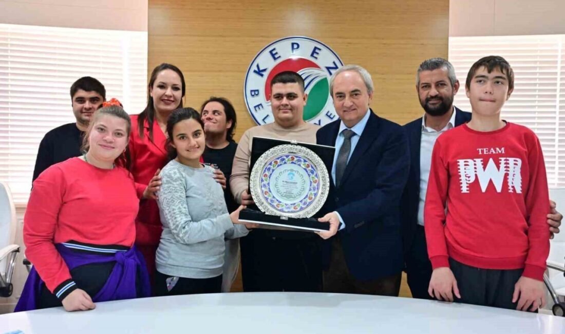 Kepez Belediye Başkanı Mesut Kocagöz, makamında kabul ettiği Akdeniz Otizm