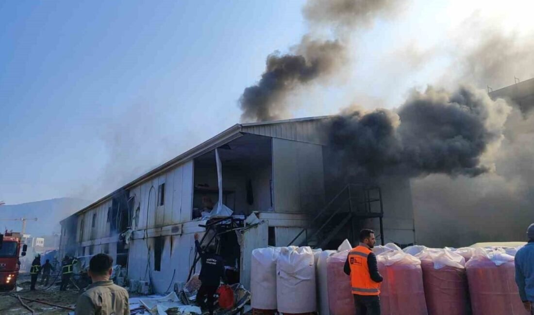 Hatay’da şantiye alanında bulunan işçilerin kaldığı konteyner yatakhane alevlere teslim