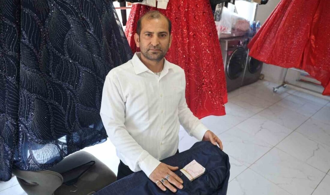 Hatay’da kuru temizlemeci Mehmet Yiğit, müşterisi tarafından getirilen ceketi makinede