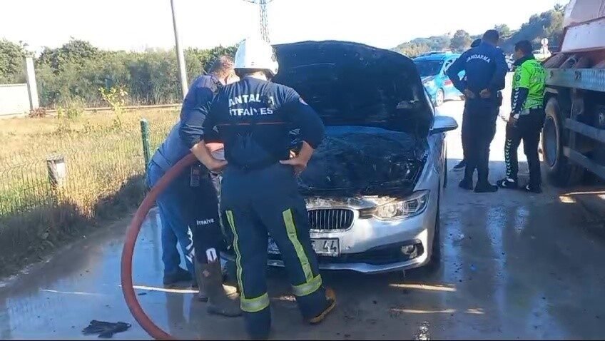 Antalya’nın Manavgat ilçesinde seyir halindeyken alev alan lüks otomobilde büyük