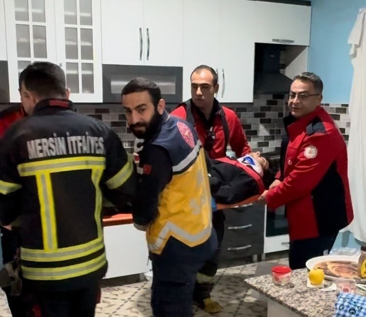 Mersin’de 3. katlı evin damındaki havalandırma boşluğuna düşen 16 yaşındaki