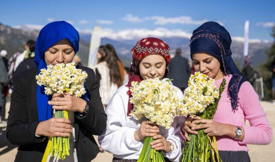 Mersin Büyükşehir Belediyesince ’Bu şenlik mis kokuyor’ sloganıyla düzenlenenen Nergis