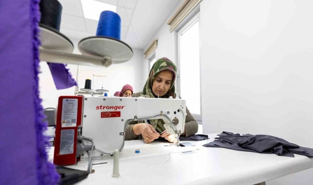 Mersin’de, Büyükşehir Belediyesinin düzenlediği ’Giyim Üretim Teknolojileri’ kursuna katılan kadınlar,