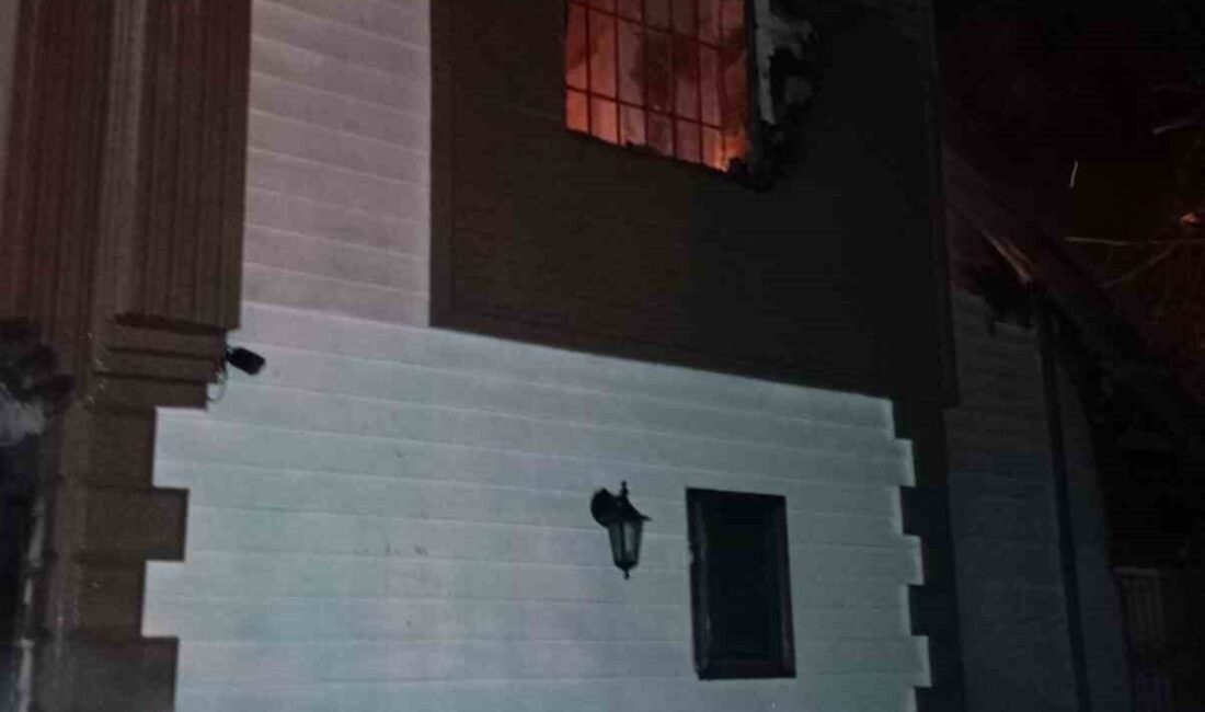 Mersin’in Tarsus ilçesinde iki katlı ev yanarak kullanılamaz hale geldi.