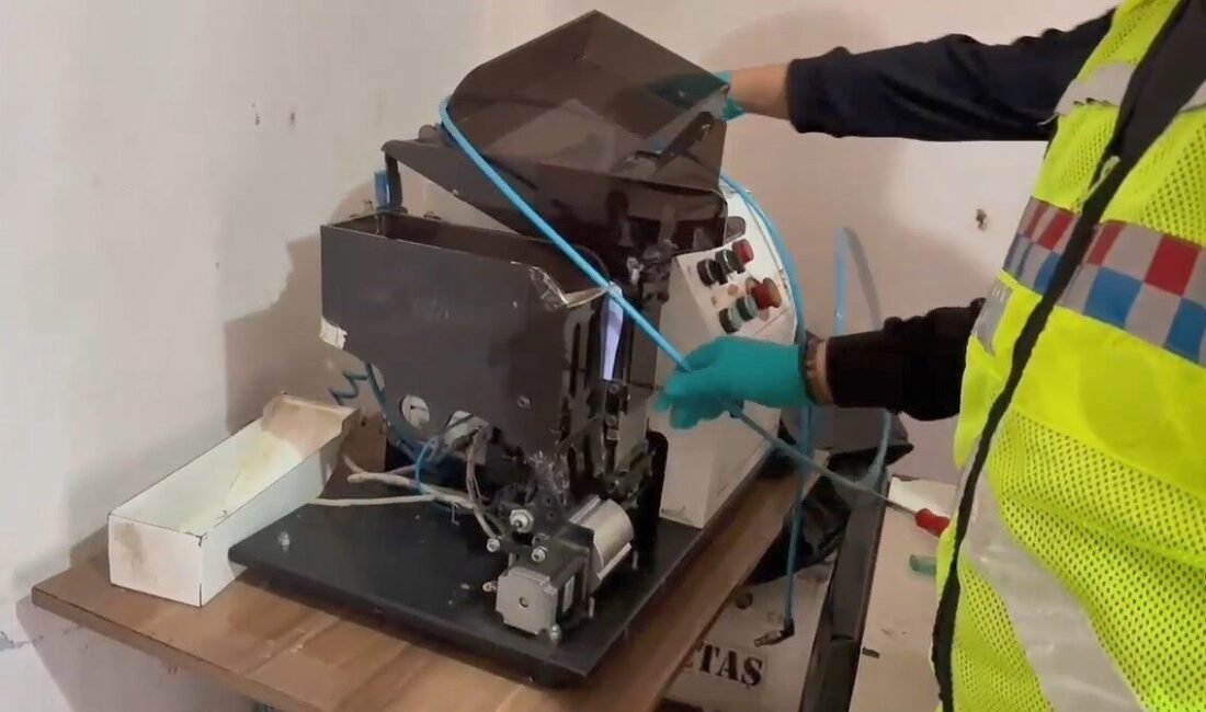 Mersin’de jandarma ekiplerinin yaptığı çalışmada evlerini sigara dolum tesisine çeviren