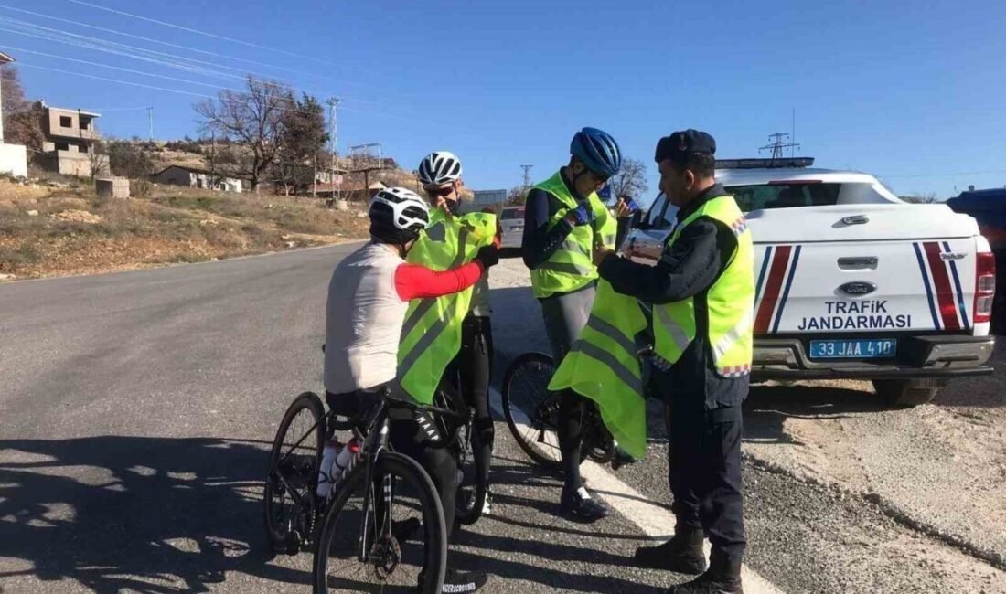 Mersin İl Jandarma Komutanlığı ekipleri sürücü, yaya ve öğrencilere yönelik