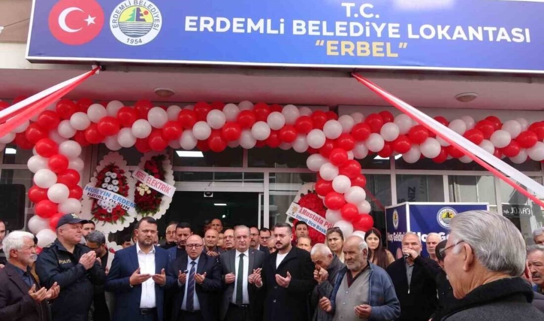 Mersin’in Erdemli ilçesinde MHP’li Belediye Başkanı Mustafa Kara, vatandaşa 3