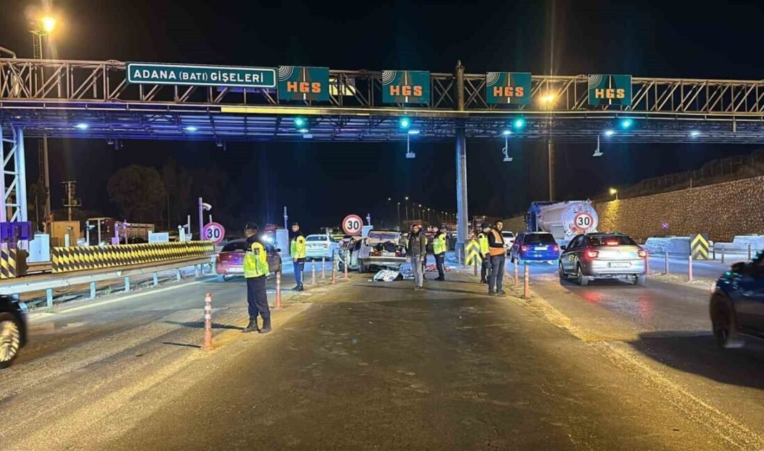 Mersin’de otoyolda bir otomobil, gişelerdeki beton bariyerlere çarptı. Kazada 2