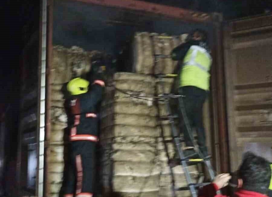 Mersin’in Tarsus ilçesinde pamuk yüklü bir tırın dorsesinde yangın çıktı.