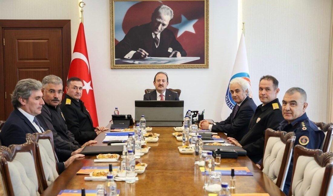 Mersin’de son bir haftada gerçekleştirilen çalışmalarda, haklarında çeşitli suçlardan yakalama