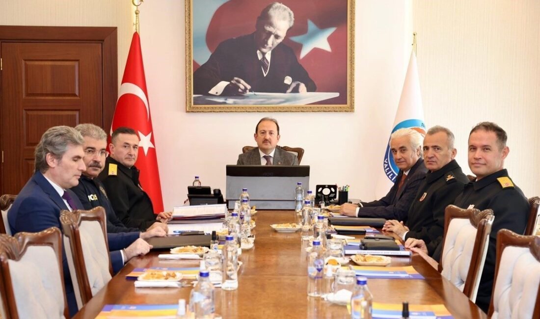 Mersin’de son bir haftada gerçekleştirilen çalışmalarda, haklarında çeşitli suçlardan yakalama