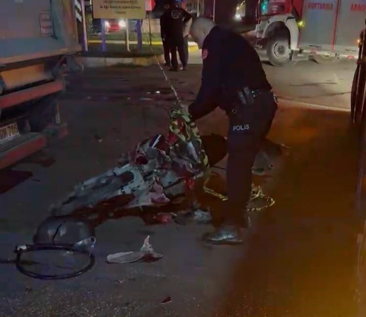 Mersin’de otomobil, kamyonet ve motosikletin karıştığı kazada 1 kişi hayatını