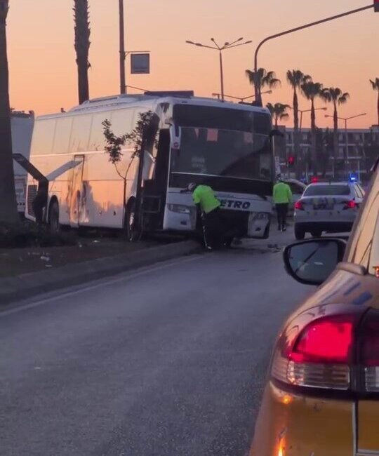 Adana’da otomobil ile çarpışan Metro Turizm yolcu otobüsü refüje çıktı.