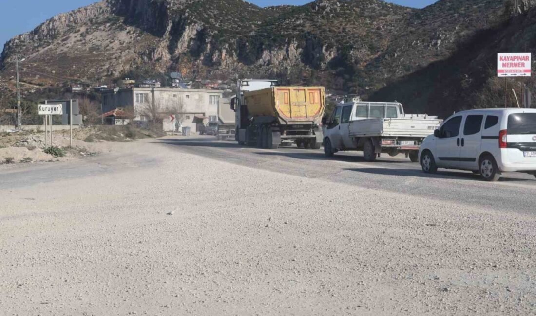 Hatay’da bir beton mikserinin yola beton döktüğü anlar kameraya yansırken,