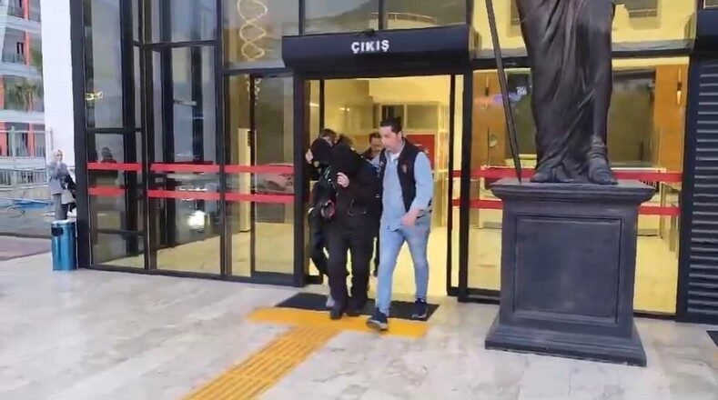 Antalya’nın Alanya ilçesinde gece saatlerinde motokuryelerin eşyalarını çalan 2 hırsızlık