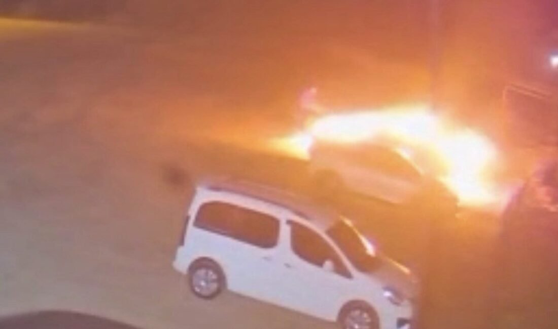 Mersin’in Anamur ilçesinde motosikletli bir şahsın gelerek bir otomobili kundaklama