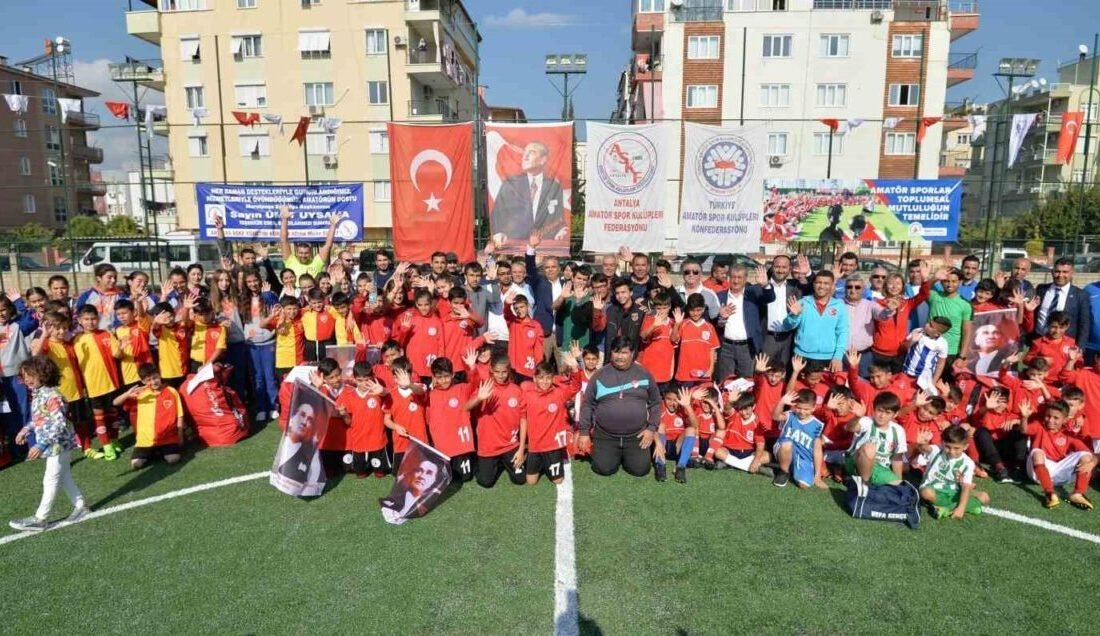 Antalya Muratpaşa Belediye Başkanı Ümit Uysal, ilçedeki 92 amatör spor