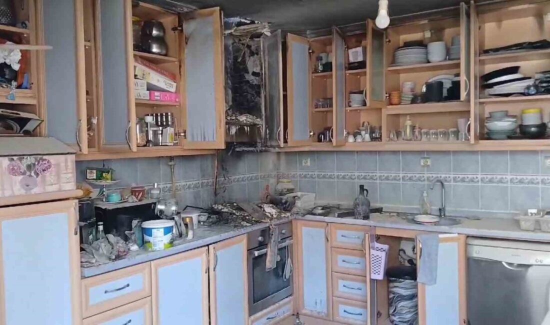 Burdur’un Gölhisar ilçesinden mutfakta çıkan yangında evde maddi hasar oluştu.