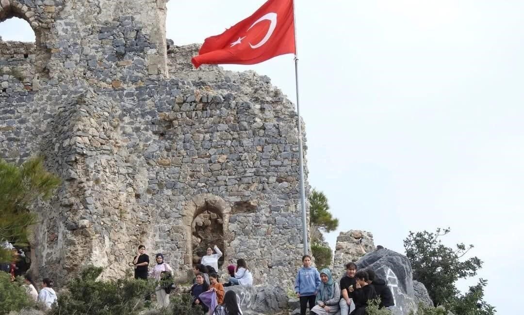 Mersin’in Bozyazı ilçesinde ortaokul öğrencileri Softa Kalesi’ni keşfetti. ’Kültürün İzinde