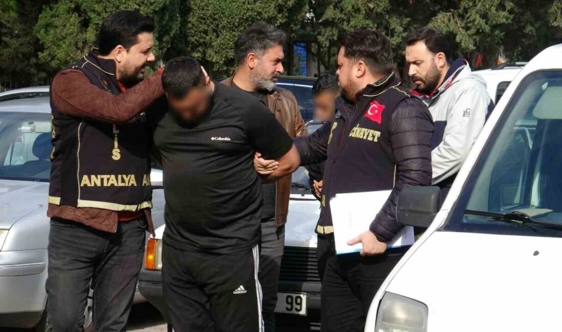 Antalya’da maddi hasarlı kaza sonrası polis çağırma tartışmasında göğsünden bıçaklanarak