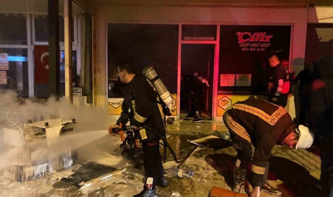 Osmaniye’nin Kadirli ilçesinde gece saatlerinde bir iş yerinde çıkan yangın
