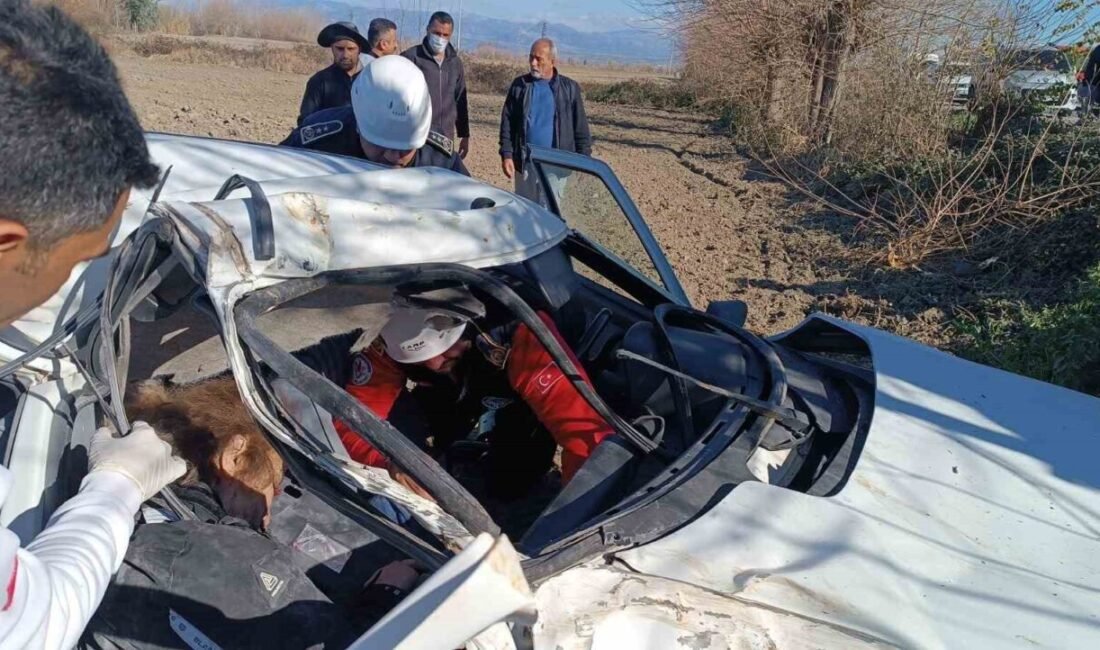 Osmaniye’nin Kadirli ilçesinde kontrolden çıkıp şarampole devrilen otomobildeki 2 kişi