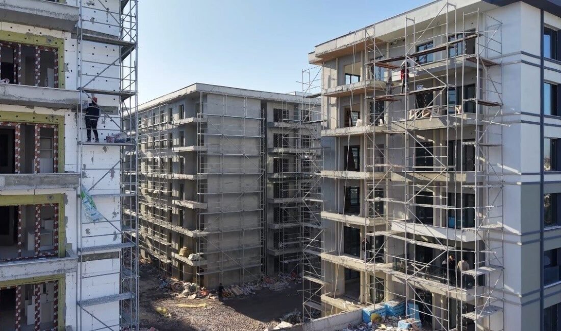 Osmaniye’de depremlerde ağır hasar alarak yıkılan Metin Tamer ve Sefa