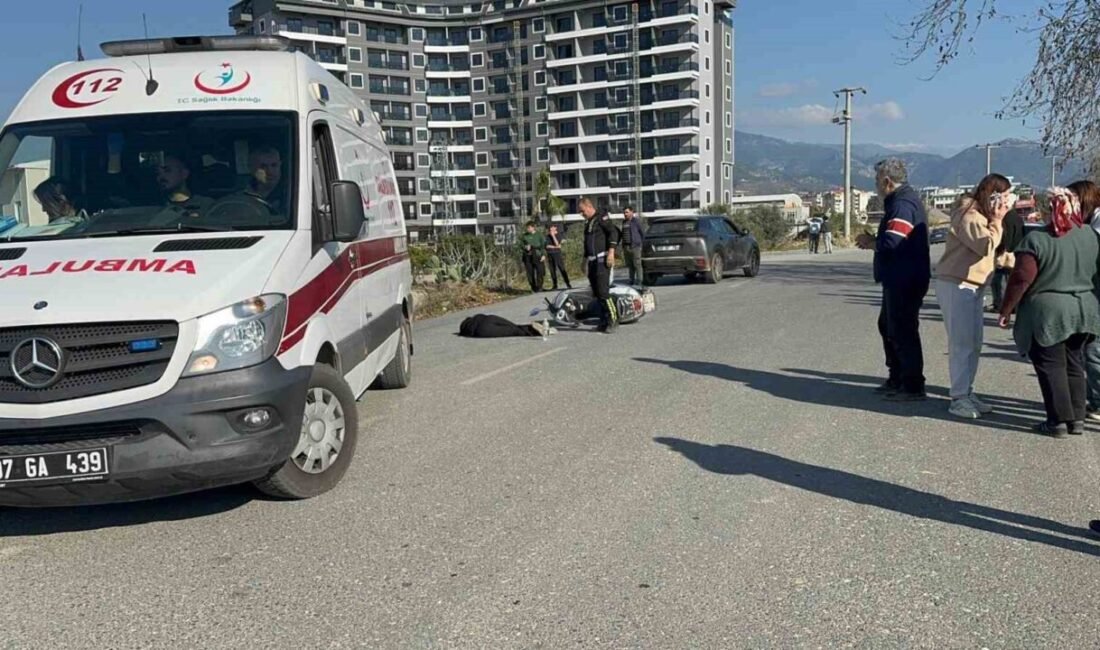 Antalya’nın Gazipaşa ilçesinde aynı yönde seyir halinde olan otomobil ve