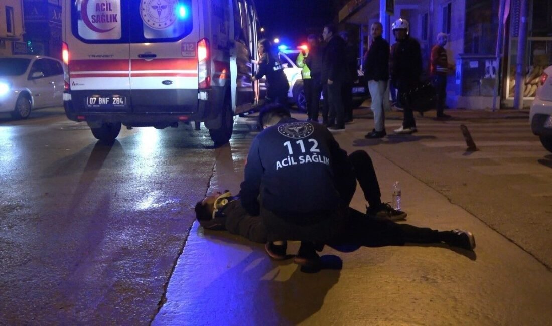 Antalya’nın Alanya ilçesinde kavşakta otomobil ile motosikletin çarpışması sonucu meydana