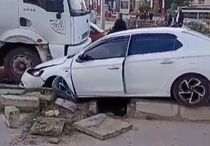 Mersin’de refüje çarpıp karşı şeride geçen araçta bulunan 2 kişi