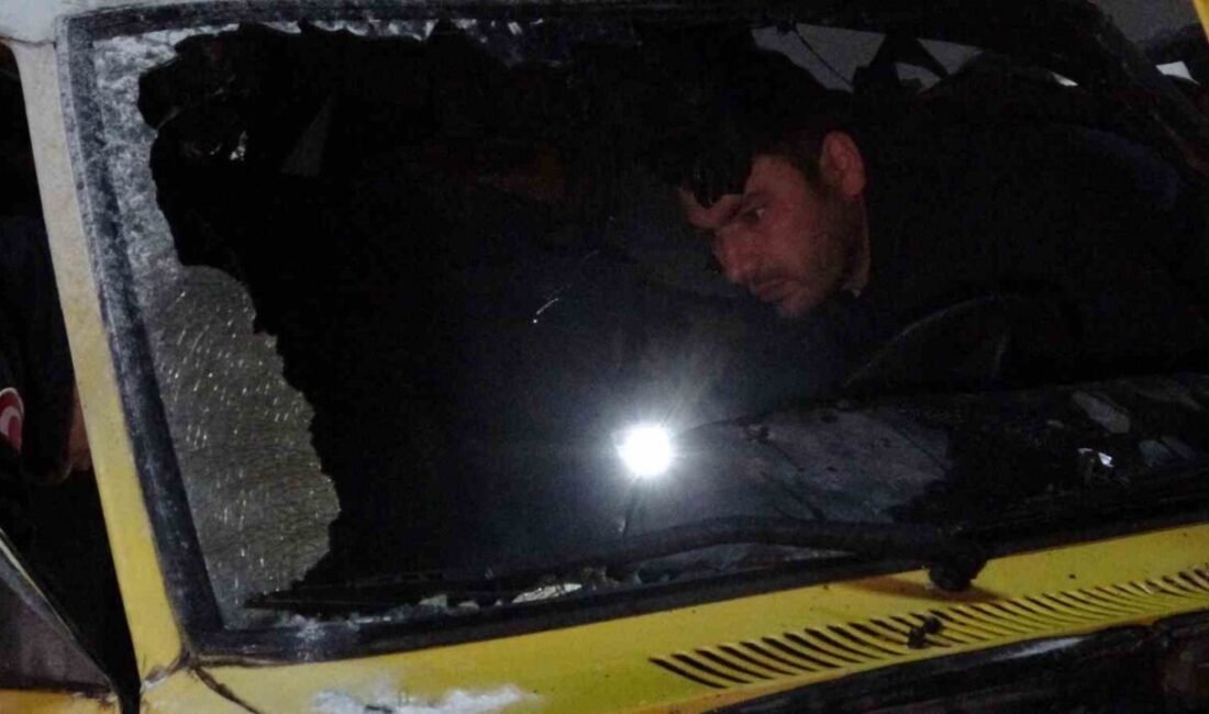 Antalya’da sabah saatlerinde otomobilini park edip işe giden bir kişi,