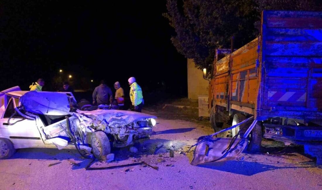 Burdur’un Bucak ilçesinde gece saatlerinde direksiyon hakimiyetini kaybederek park halindeki