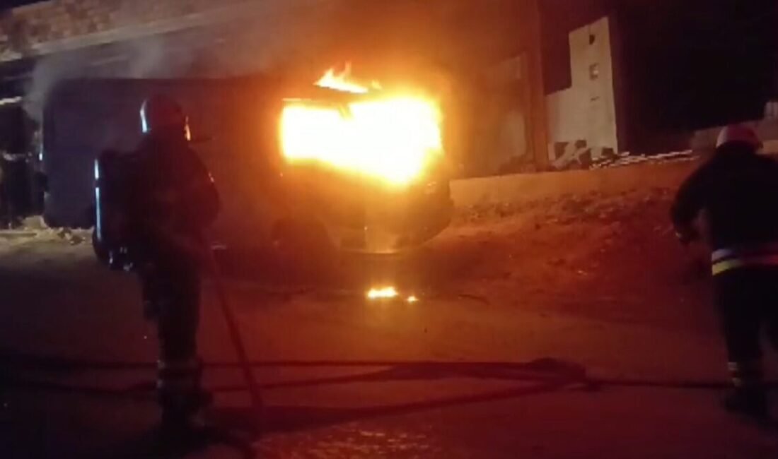 Hatay’ın Defne ilçesinde park halinde bulunan minibüs, motor kısmında çıkan