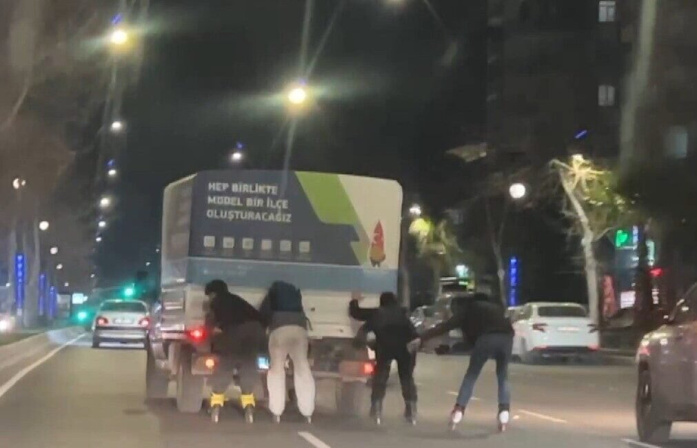 Kahramanmaraş’ta patenli gençler, kendi canlarını ve trafiği tehlikeye atarak bir