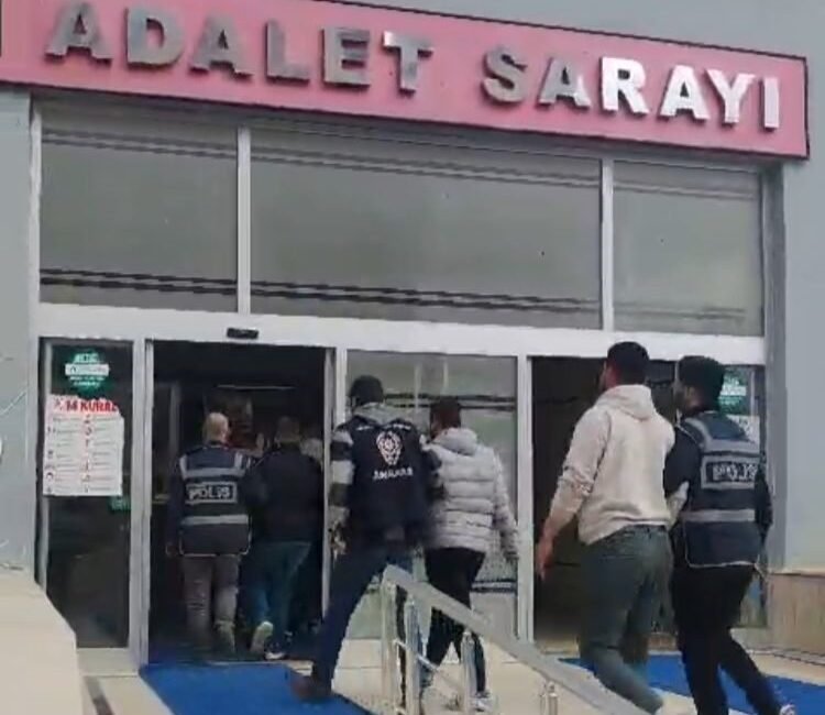 Mersin’in Anamur ilçesinde polislerin bulunduğu uygulama noktalarının fotoğraflarını çekerek gruplardan