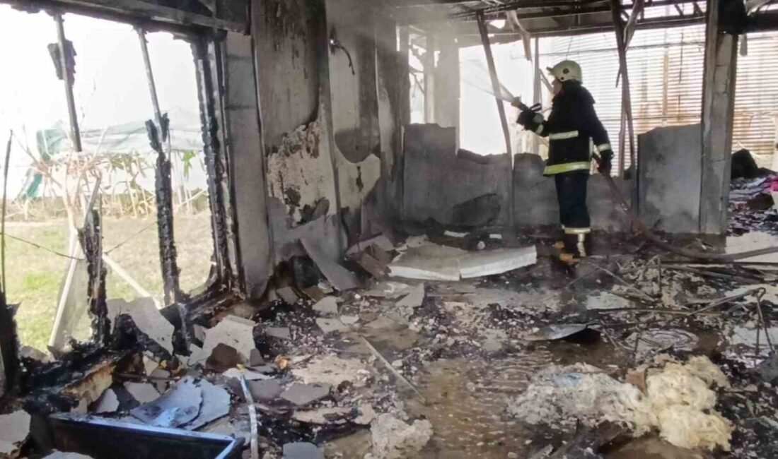 Antalya’nın Manavgat ilçesinde çıkan yangında prefabrik ev küle döndü. Yangın,