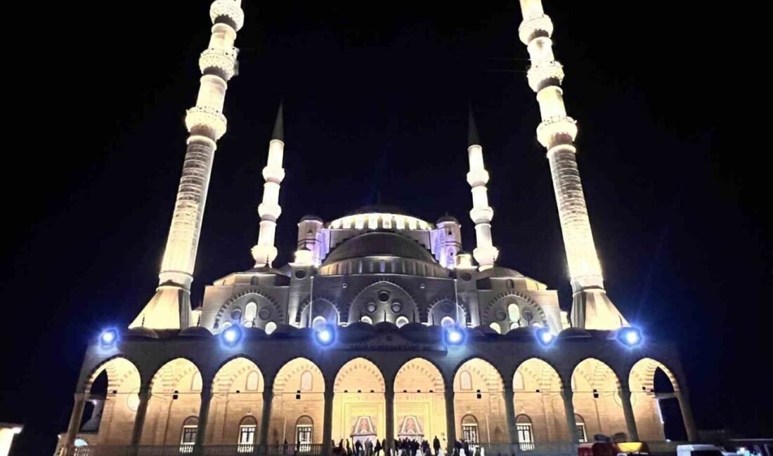 Kahramanmaraş’ta Regaip Kandili dolayısıyla Abdulhamithan Camii’ne akın eden vatandaşlar dualarla