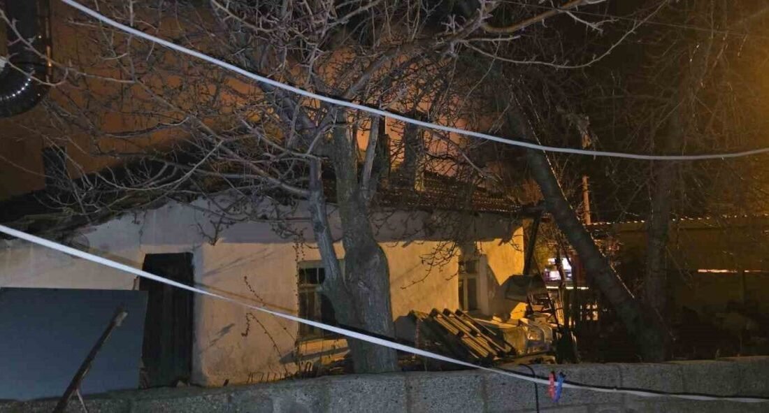 Burdur’un Yeşilova ilçesinde sabaha karşı odunlukta çıkan yangın eve sıçrayarak