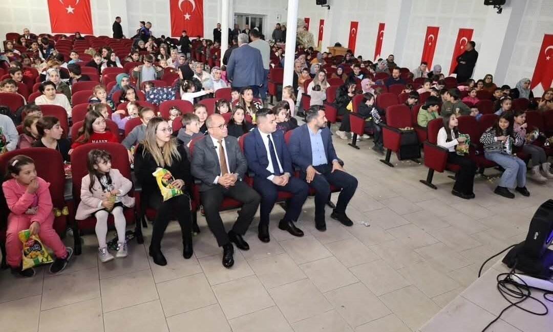Adana’nin Saimbeyli ilçesinde Belediye Başkanı Mahmut Dal, çocuklara unutulmaz bir