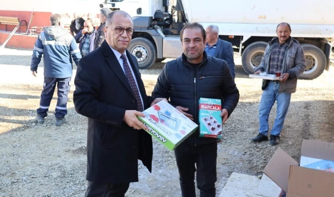 Saimbeyli Belediyesi okulların bahçelerini asfaltlıyor. Saimbeyli Belediye Başkanı Mahmut Dal,