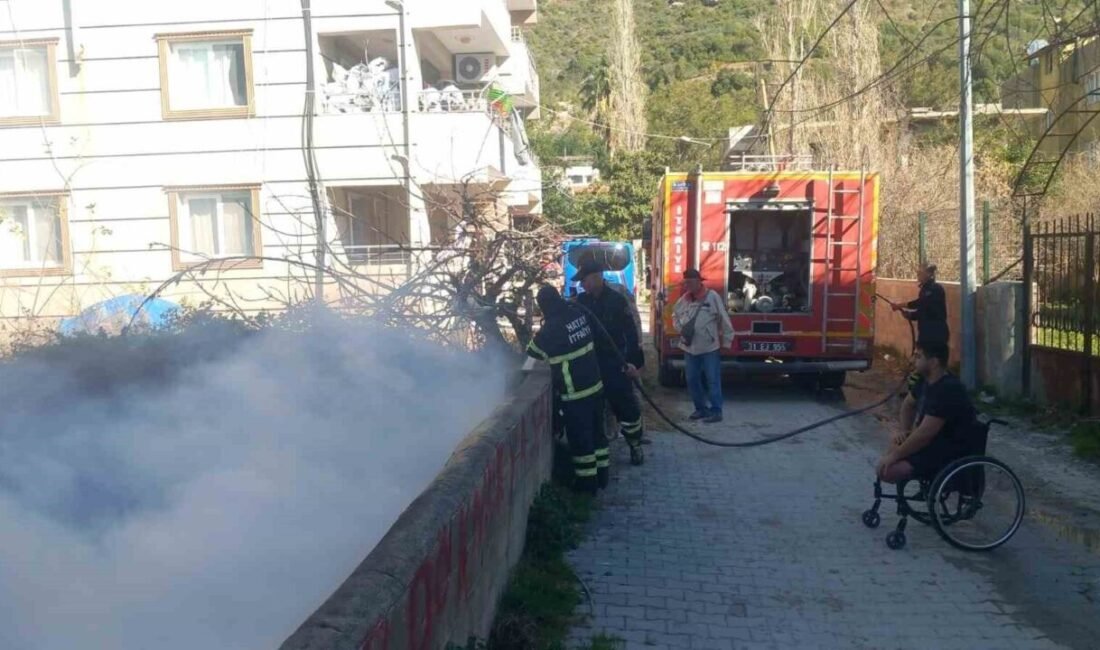 Hatay’ın Samandağ ilçesinde bir evin bahçesinde çıkan yangını itfaiye ekipleri