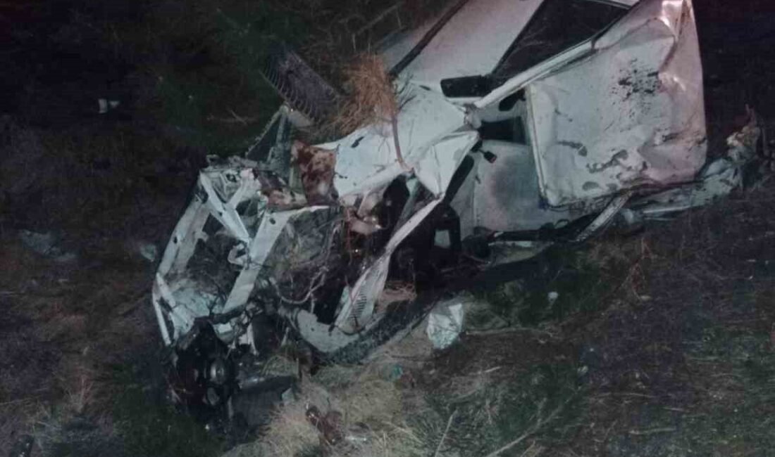 Isparta’da iki otomobilin çarpışması sonucu kontrolden çıkarak şarampole yuvarlanan araçtaki