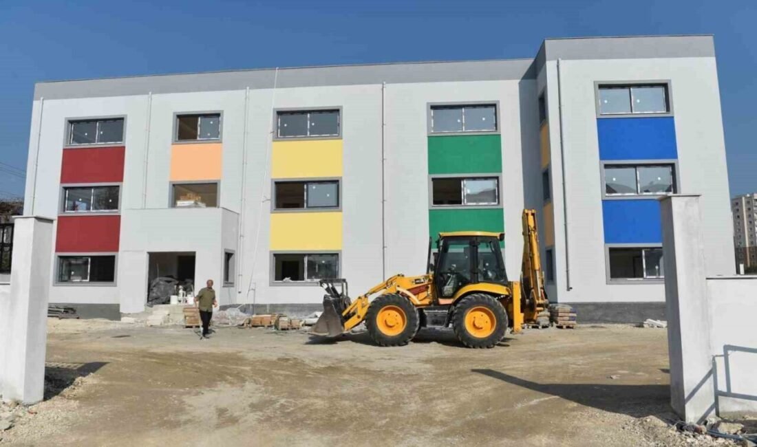 Seyhan Belediyesi tarafından yapımı devam eden Barış Mahallesi Kreşinin, 14