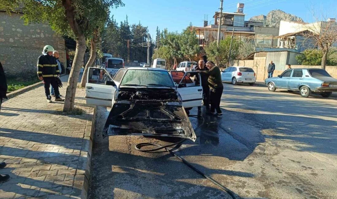 Adana’nın Kozan ilçesinde seyir halindeki otomobil motor kısmından alev alarak