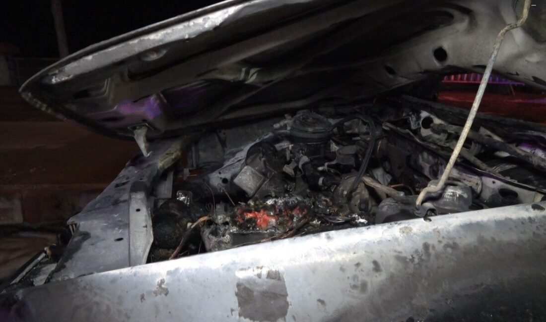 Antalya’nın Alanya ilçesinde seyir halindeyken alev alan otomobil kullanılamaz hale